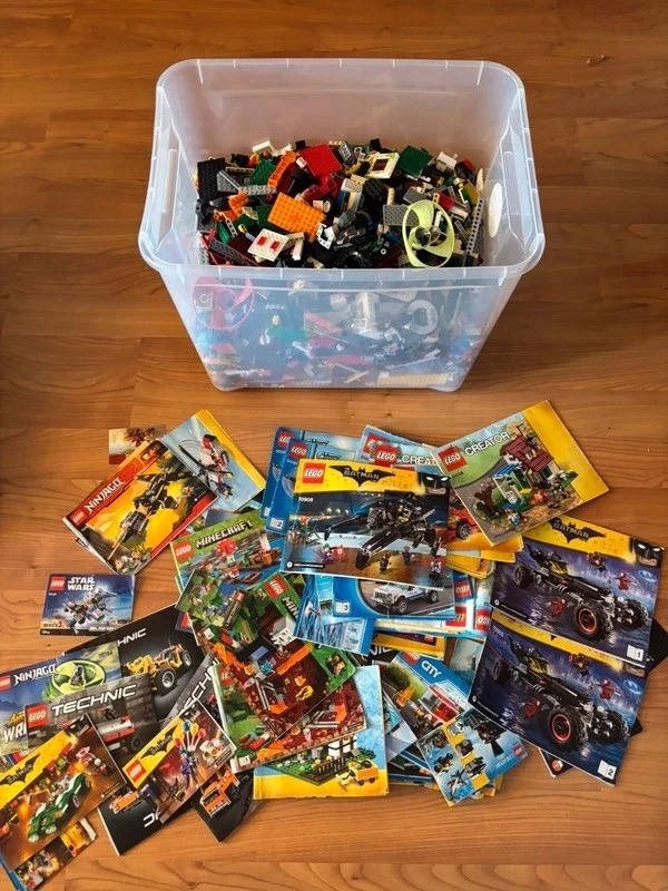 LEGO mix cca 15,5 kg s figurkami a návody